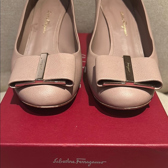 Ferragamo Capua Pump - Picture 6 of 11